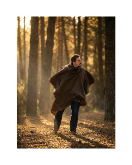 Bushcraft Spain All-in-One Oilskin Poncho als Wetterschutz im Wald